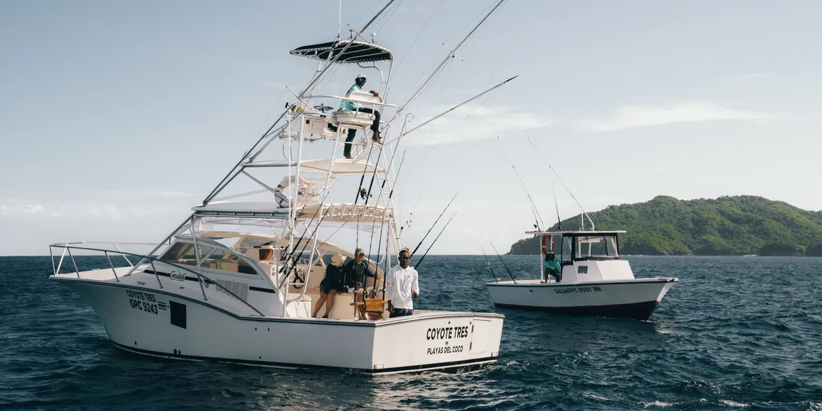 Clientes felices de un charter de pesca